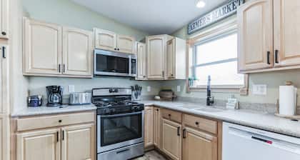 Cozy Family Cabin with beautiful beach and plenty of areas to relax
