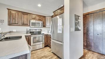 Réfrigérateur, micro-ondes, four, plaque de cuisson