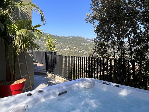 Banyera d'hidromassatge a l'aire lliure