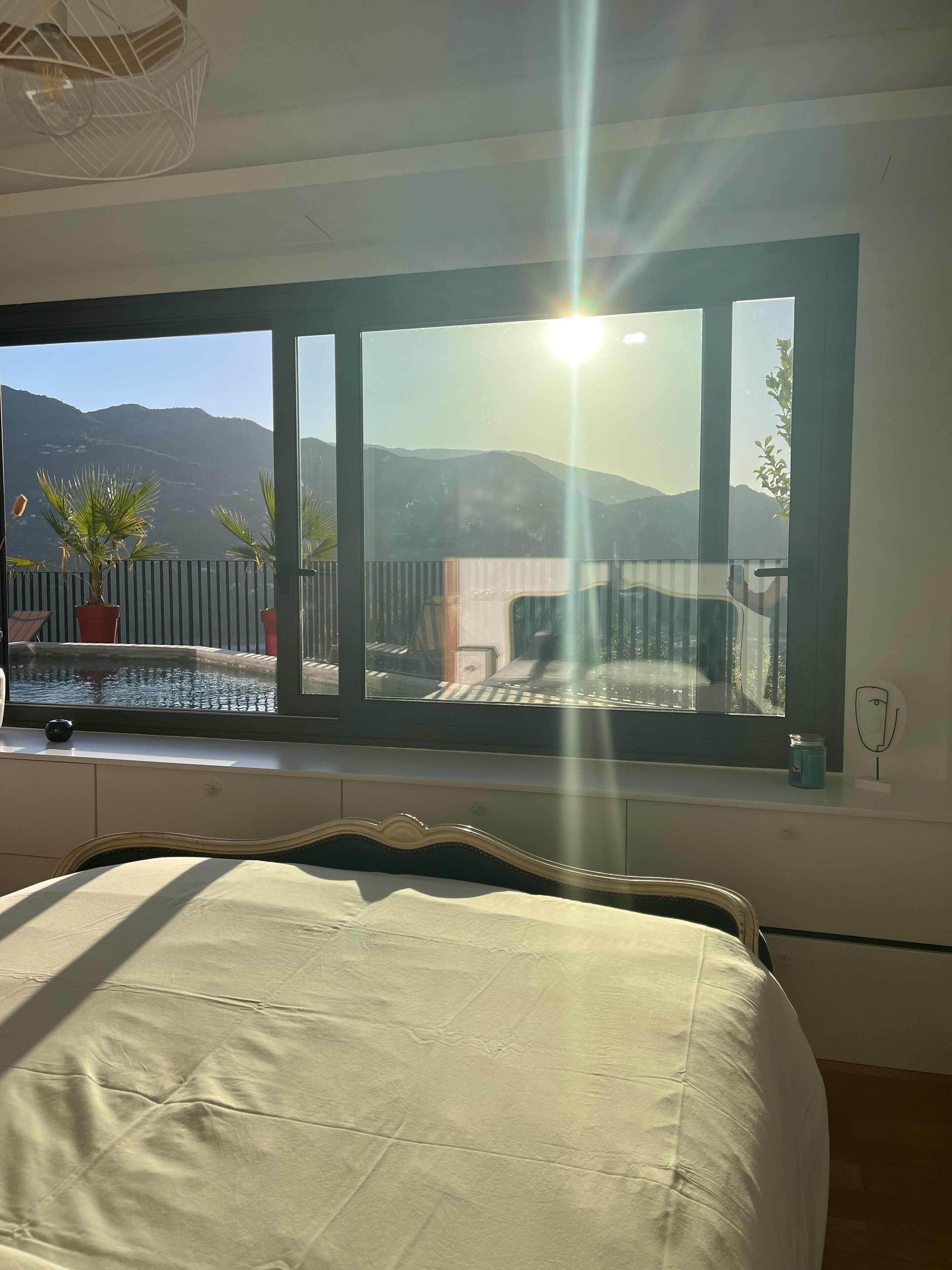 Absolute tranquility with jacuzzi, heated swimming pool and panoramic view.