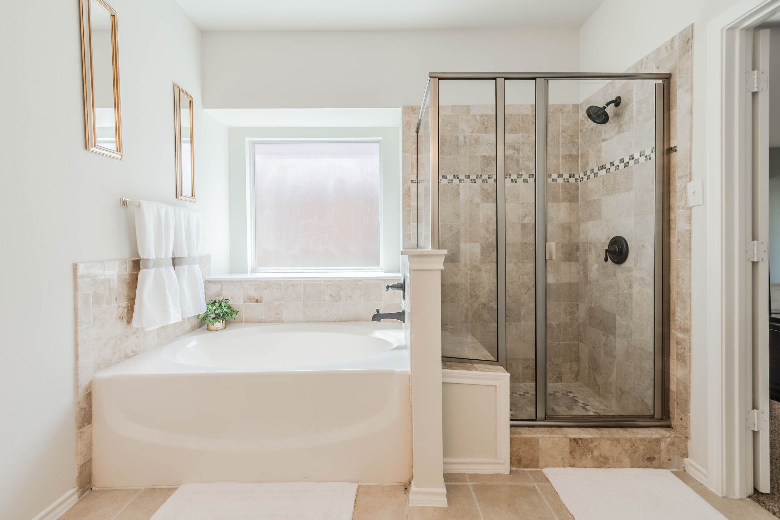 Memories • Historic down town , w/ pool,foo ball, & skee-ball