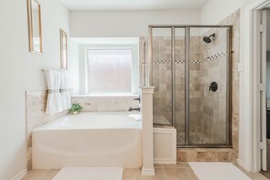Combined shower/tub, towels