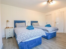 Cottage | 3 bedrooms, WiFi (free), individually decorated, individually furnished