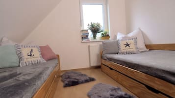 2 bedrooms, iron/ironing board, travel cot, free WiFi