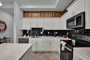 Frigorífic, microones, forn i placa de cuina 