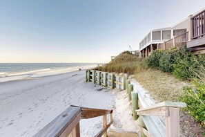 On the beach - Beachfront Retreat, Hot Tub, Fire Table + Lrg Deck (Ponte Vedra Beach)