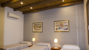 A hotel room with two single beds, a wooden ceiling, and two framed pictures on the wall. - Suestellas, House quiet, relaxing, wifi, eco-friendly, surrounded by greenery (Teulada)