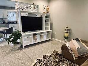 Living area - Private Hudson Valley Home on Hudson River- Amenities⭐️ 🔹AIRBNB SUPERHOST🔹 (Kingston)