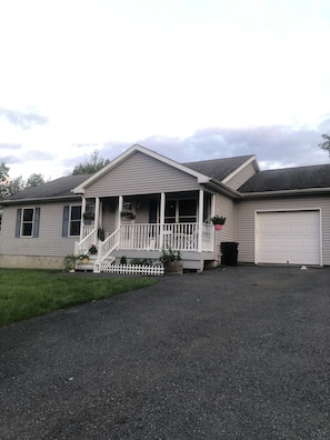 Exterior - Private Hudson Valley Home on Hudson River- Amenities⭐️ 🔹AIRBNB SUPERHOST🔹 (Kingston)