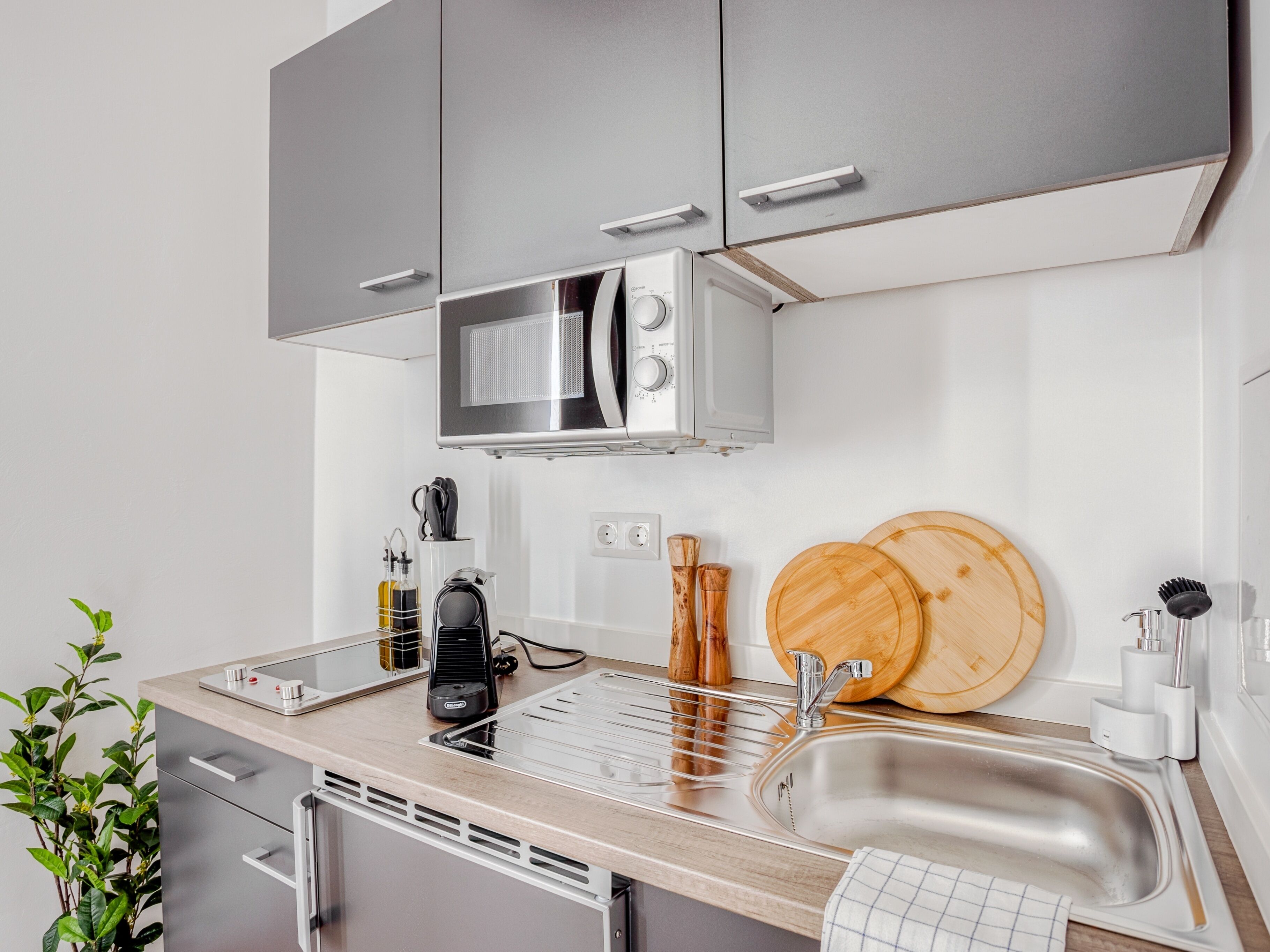 Suite M | Eigene Küche | Kühlschrank, Wasserkocher mit Kaffee-/Teezubehör, Wasserkocher, Esstisch