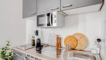 Suite M | Eigene Küche | Kühlschrank, Wasserkocher mit Kaffee-/Teezubehör, Wasserkocher, Esstisch