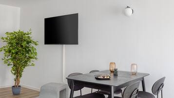 Suite XL with sofa bed and separate kitchen | Individuell dekoriert, individuell eingerichtet, Schreibtisch