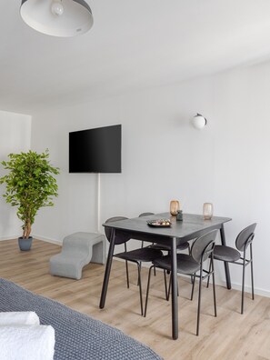 Individually decorated, individually furnished, desk, laptop workspace - Limehome Zwickau Hauptmarkt (Zwickau)