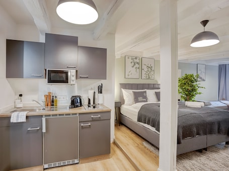 Suite L | ์ ์ฉ ์ฃผ๋ฐฉ | ๋์ฅ๊ณ , ์ปคํผ/ํฐ ๋ฉ์ด์ปค, ์ ๊ธฐ ์ฃผ์ ์, ํ ์คํฐ