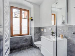 Suite M | Badeværelse | Miljøvenlige toiletartikler, hårtørrer, håndklæder, Sæbe