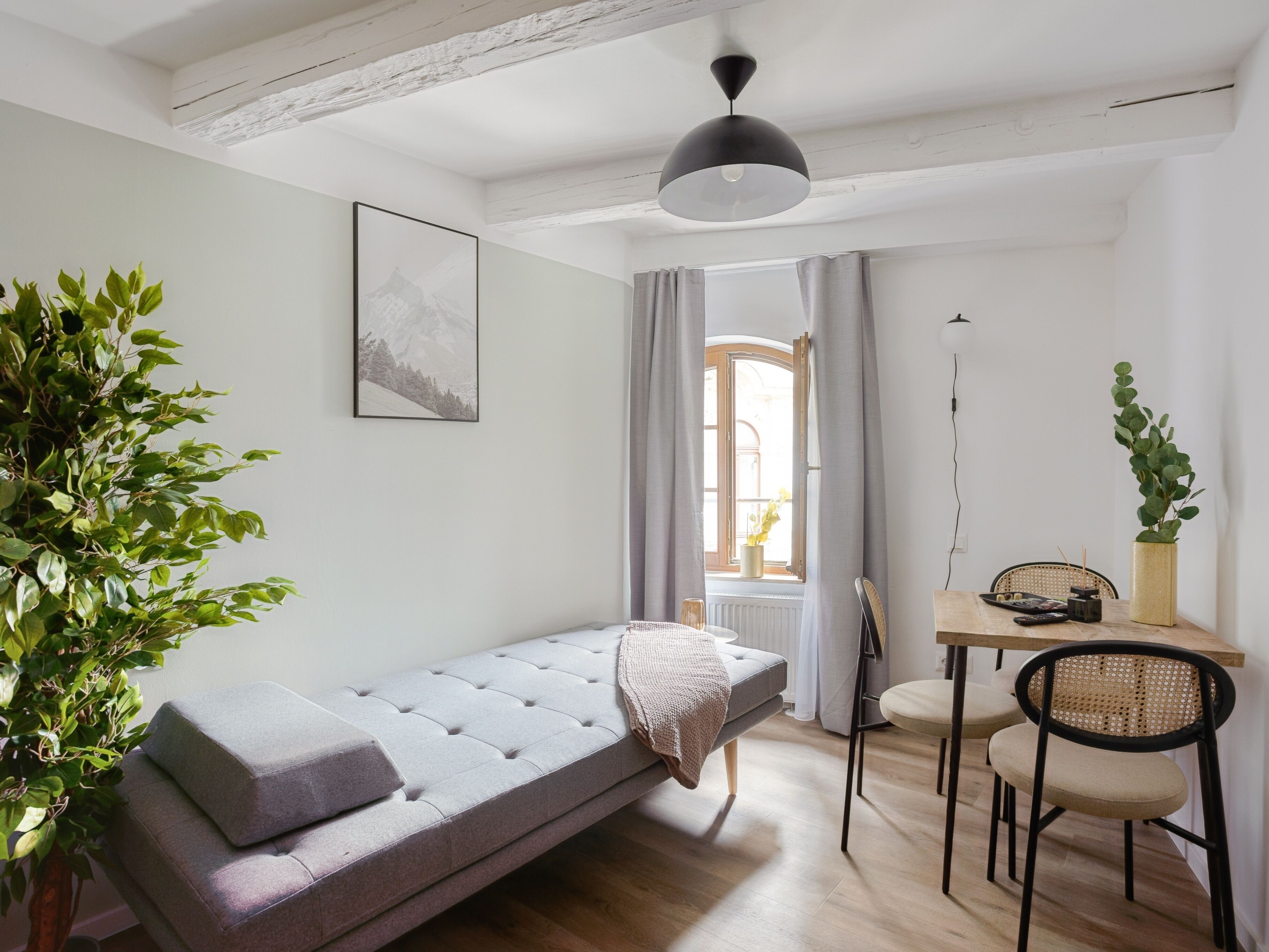 Suite L | Individueel gedecoreerd, individueel gemeubileerd, een bureau