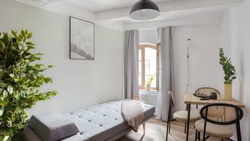 Suite L | Individueel gedecoreerd, individueel gemeubileerd, een bureau