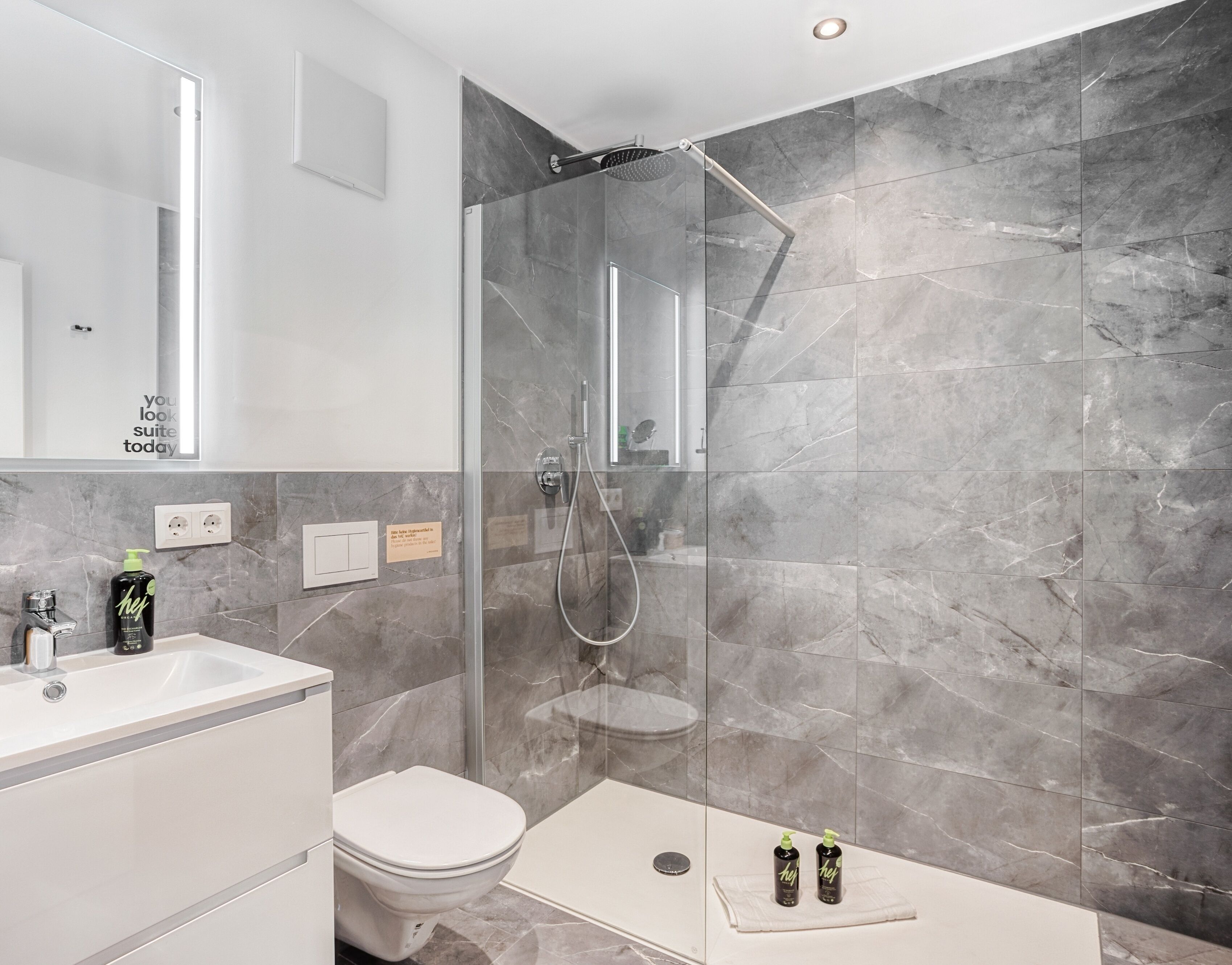 Suite M | Badezimmer | Umweltfreundliche Kosmetikartikel, Haartrockner, Handtücher, Seife