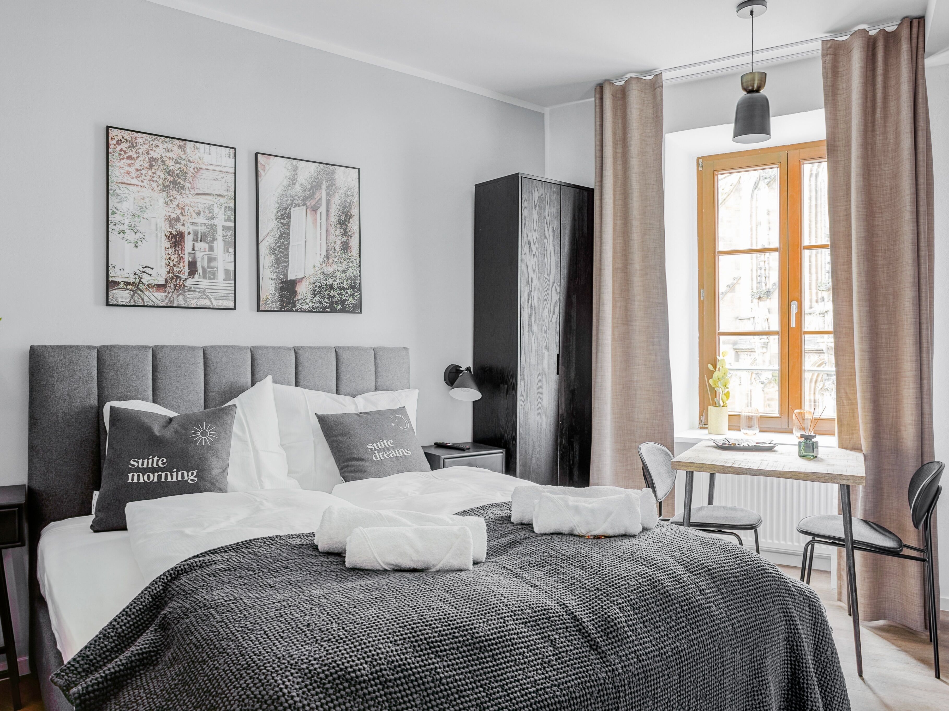 Suite M | Individuell dekoriert, individuell eingerichtet, Schreibtisch