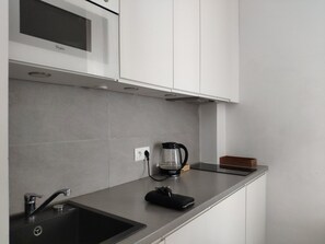 Deluxe Double Room | Private kitchen | Fridge, microwave, stovetop, dishwasher - Apartamenty Varsovia 304 (Warsaw)