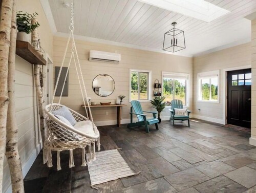 Charming 2BR Farmhouse Amazing View of Mt. Rainier - Family Friendly + Game Barn