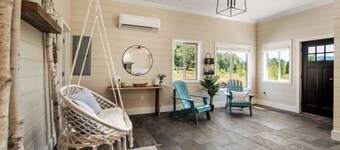 Charming 2BR Farmhouse Amazing View of Mt. Rainier - Family Friendly + Game Barn