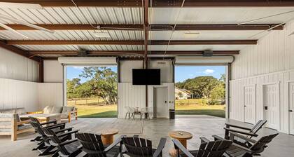 2 houses/5+bedrooms! Party Barn with games! Stocked Pond! On 5 acers-Sleeps 17