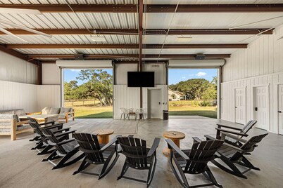 2 houses/5+bedrooms! Party Barn with games! Stocked Pond! On 5 acers-Sleeps 17