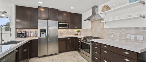 Refrigerador, microondas, horno, placa de cocina