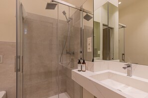 Shower, hair dryer, towels - Fresh Velazquez Apartment A (Málaga)