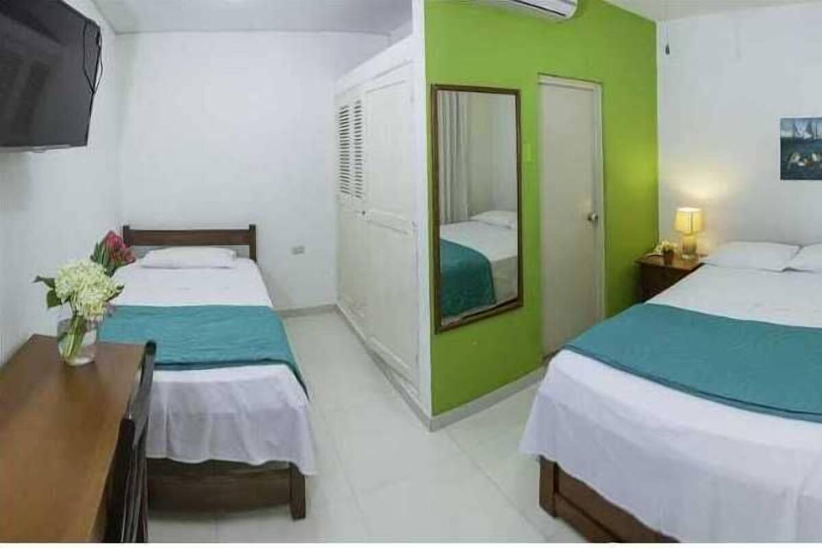 Deluxe tweepersoonskamer | Hypoallergeen beddengoed, een minibar, een bureau, gratis wifi