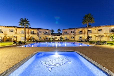 Outdoor pool, pool umbrellas, sun loungers. Atalaia Sol