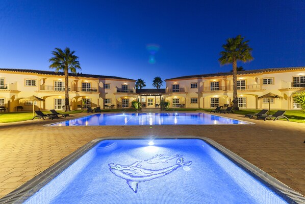 Outdoor pool, pool umbrellas, sun loungers - Atalaia Sol (Lagos)