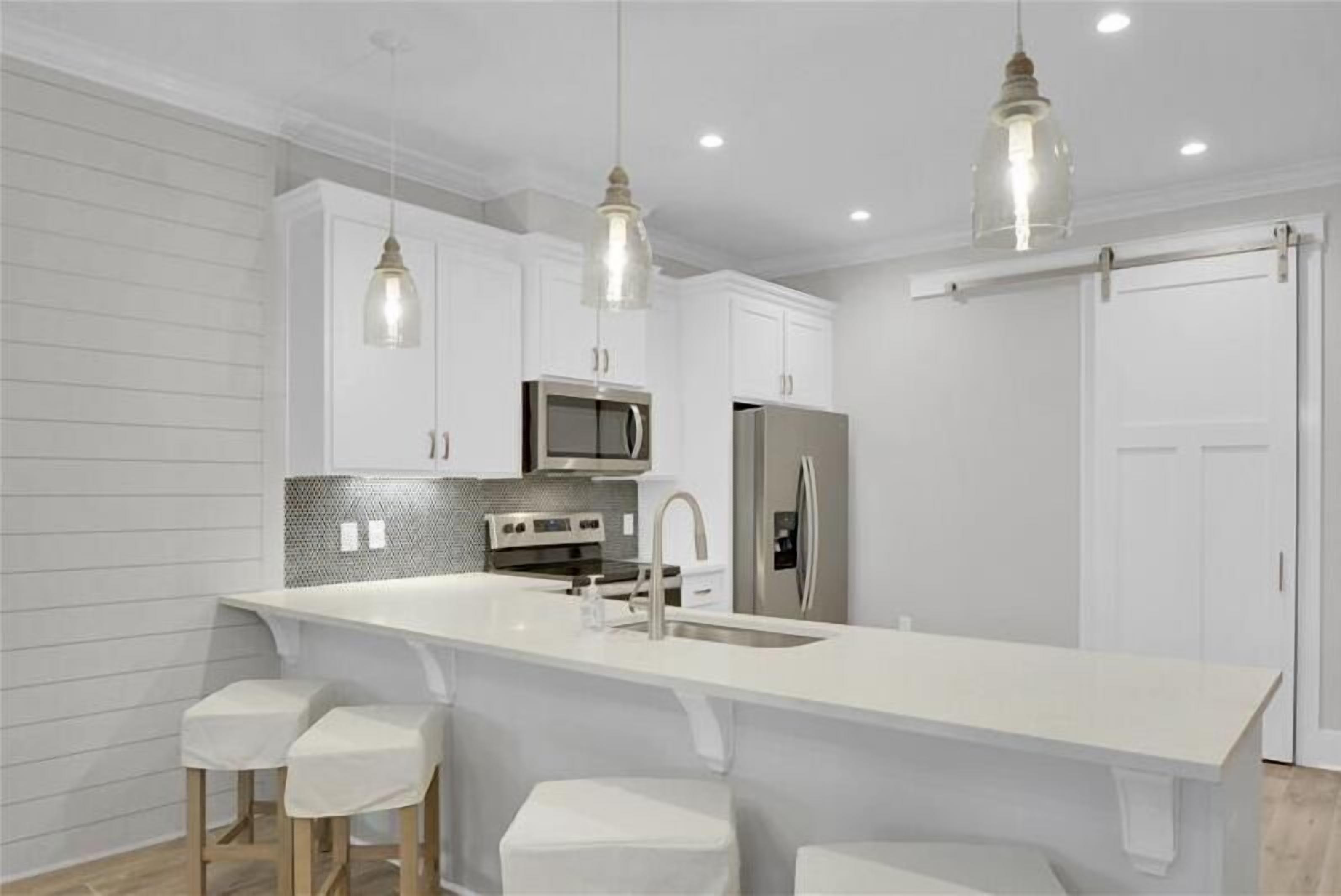 冷蔵庫、電子レンジ、オーブン、コンロ