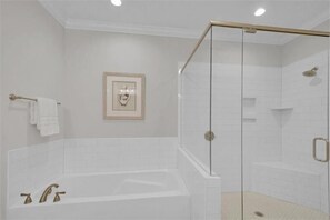 Een douche, een haardroger, handdoeken, toiletpapier
