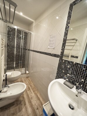 Superior Double Room, Ensuite | Bathroom | Shower, rainfall showerhead, hair dryer, towels - BandBFirenze 8Cittadella8 (Florence)