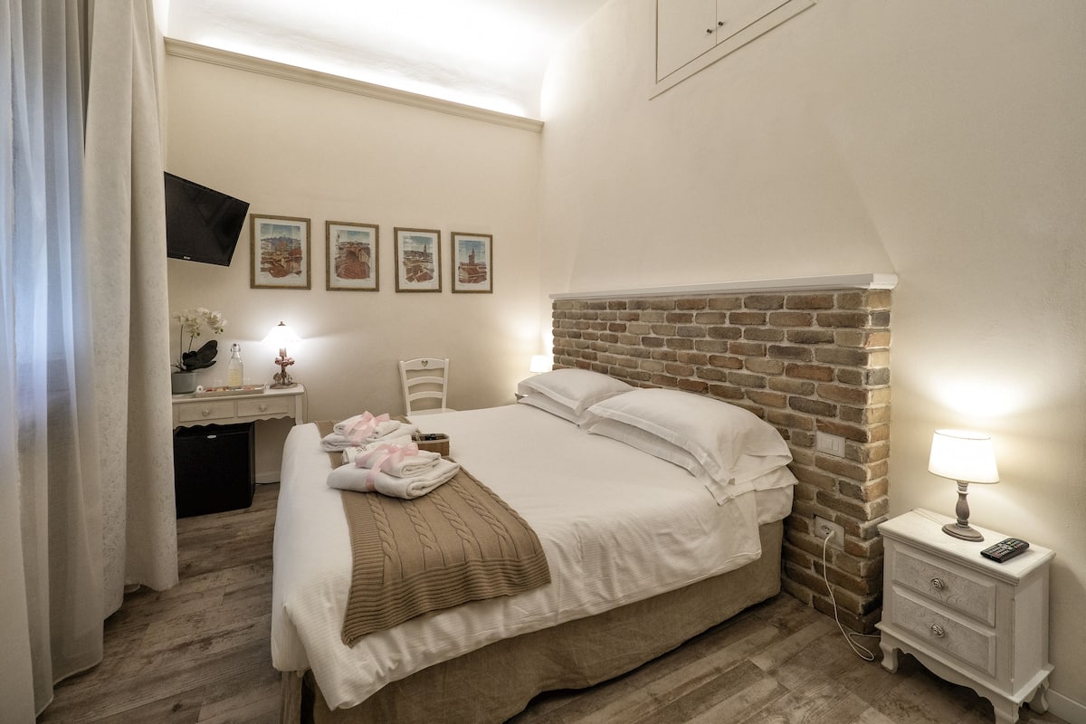 Kamar Double Basic, ensuite | Selimut bulu angsa, busa memori, dan Wi-Fi gratis