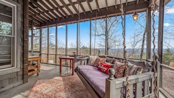 智能电视、壁炉、DVD 播放器、书