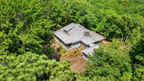 Ein modernes Haus, umgeben von dichtem Wald.