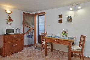 Dining - Nice apartment for 2 people, 3 stars, 5 minutes to the beach (Ližnjan)