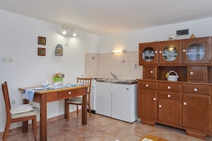 Geladeira, micro-ondas, cooktop, cafeteira/chaleira