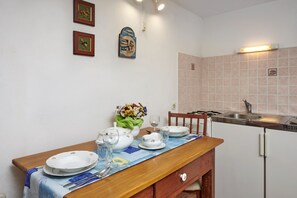 Frigorífic, microones, placa de cuina i cafetera i tetera