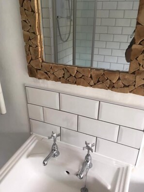 Chaumière, 4 chambres | Salle de bain | Ensemble baignoire-douche, séchoir à cheveux, serviettes fournies