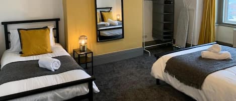 4 chambres, fer et planche Ă repasser, literie fournie