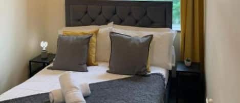 3 habitaciones, tabla de planchar con plancha y ropa de cama