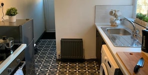 Micro-ondas, fogão, cooktop, talheres/pratos/utensílios de cozinha