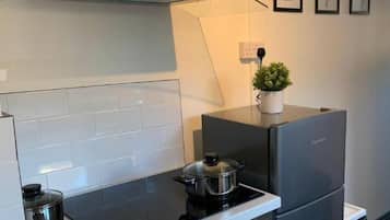 Microwave, oven, stovetop, cookware/dishes/utensils