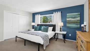 3 bedrooms, desk, iron/ironing board, travel crib