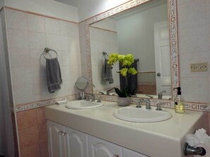 Doccia, asciugacapelli, asciugamani, sapone