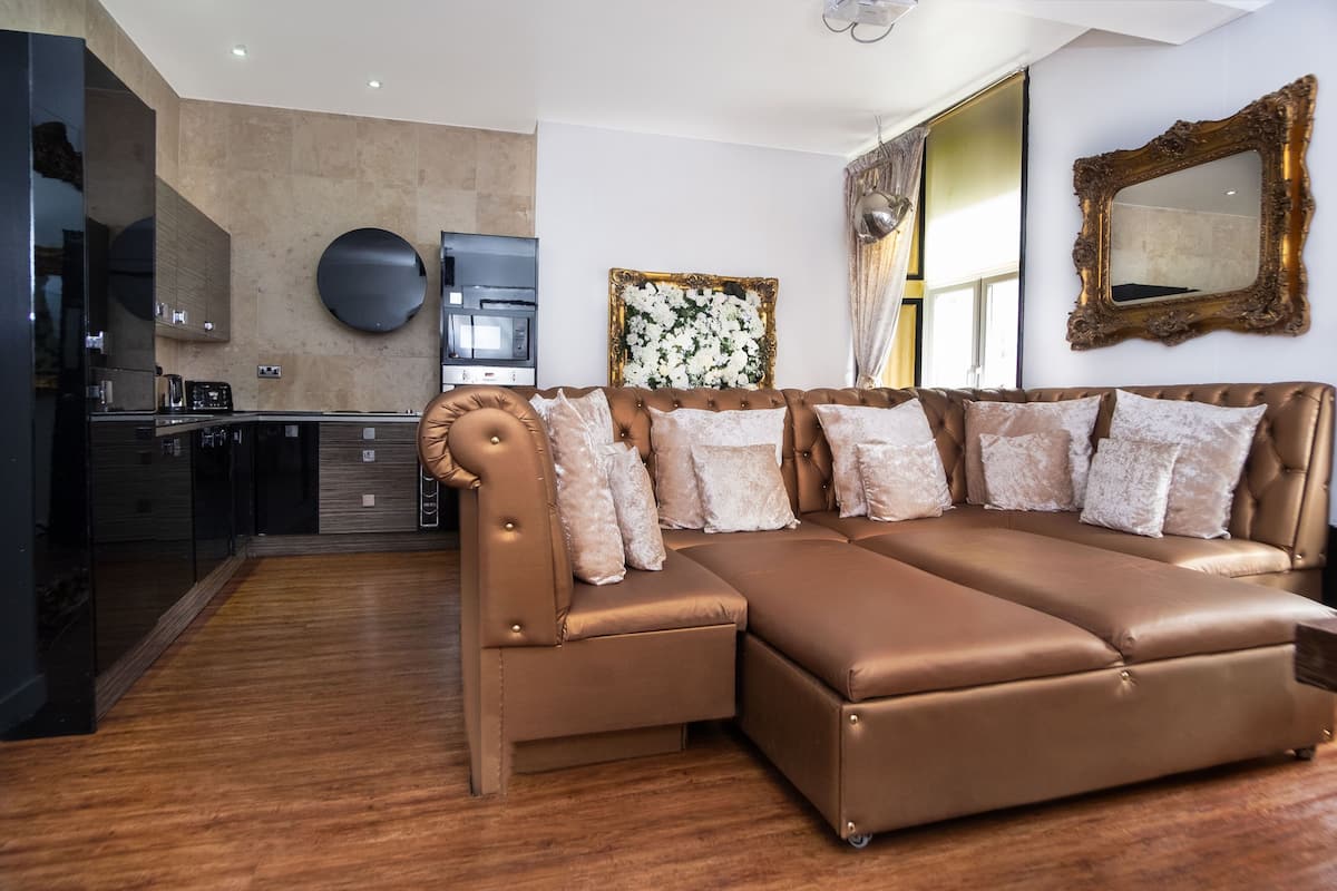 Appartement Luxe | Coin séjour | Télévision à écran plat de 42 pouces avec chaßnes numériques, télévision